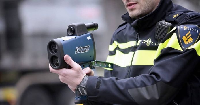 De overtreders raakten hun rijbewijs kwijt nadat ze werden betrapt met een lasergun.