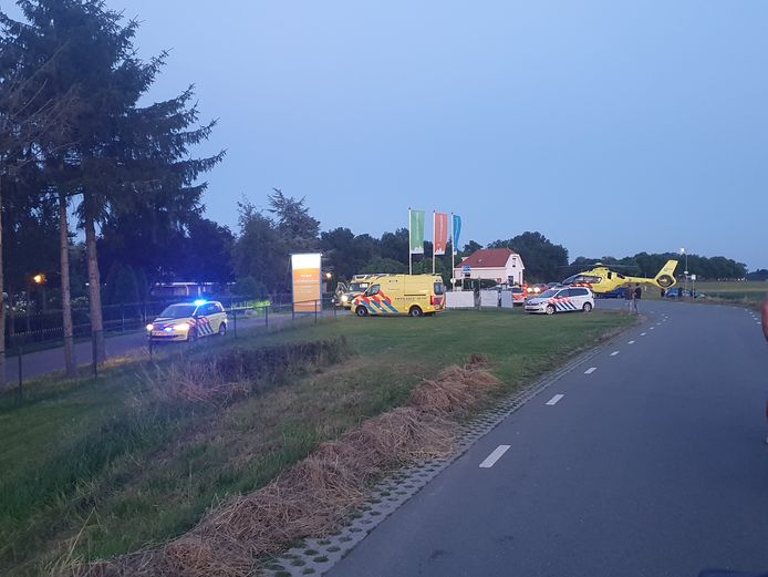 Bij recreatiecentrum De Scherpenhof heeft zondag een ernstig ongeluk plaatsgevonden. De bestuurder van een scooter kwam hard ten val nadat hij te hard over een verkeersdrempel reed.