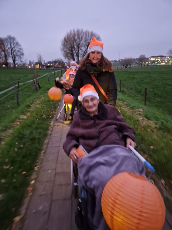 Ook de mensen van woonzorgcentrum De Maretak deden mee aan Orange The World Day met onder andere een lichtwandeling in Halle.