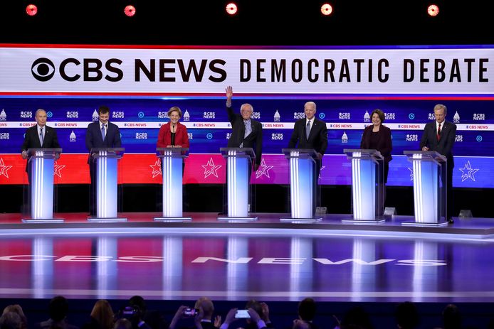 Van links naar rechts: Mike Bloomberg, Pete Buttigieg, Elizabeth Warren, Bernie Sanders, Joe Biden, Amy Klobuchar en Tom Steyer. Alleen kandidate Tulsi Gabbard kwalificeerde zich niet voor dit debat.