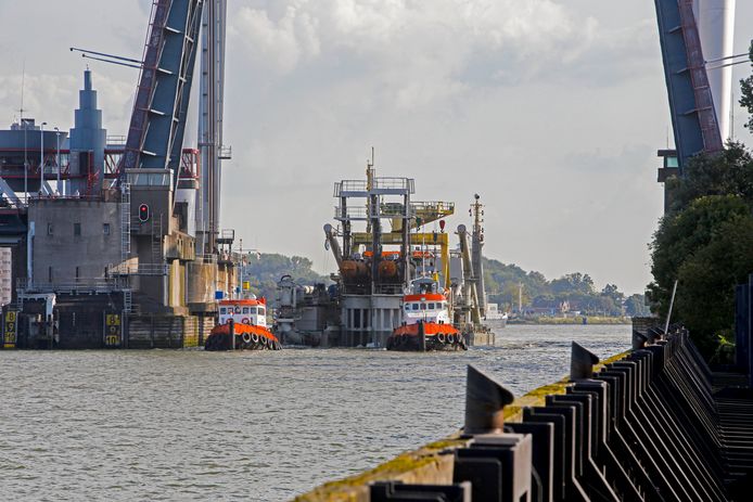 De snijkopzuiger Edax was dinsdag onderweg naar de Waalhaven in Rotterdam.