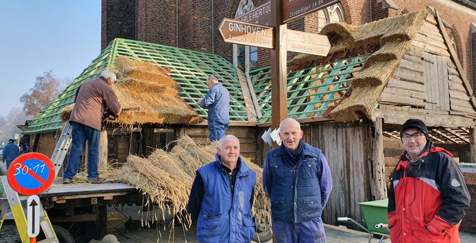 Frans Van Gils, Jan Mertens en Louis Timmermans bouwden de kerstal van Zondereigen opnieuw op. Die brandde op 1 januari af.