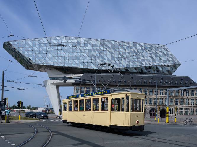 Oude trams komen nog eens van 't stal tijdens tramparade