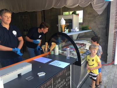 Studenten beginnen drive-in ijsstation in Nieuwerkerk
