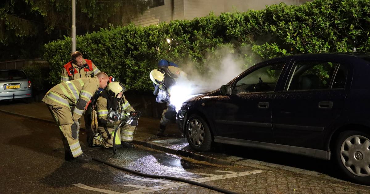 De politie onderzoekt of er sprake is van brandstichting. .