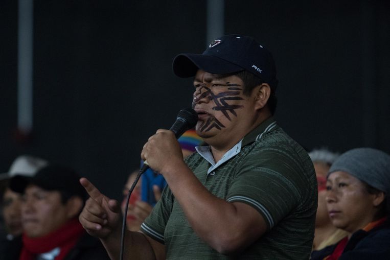 Jaime Vargas, leider van de inheemse groepering CONAIE, spreekt zijn achterban toe voordat hij in gesprek gaat met de Ecuadoraanse president Lenín Moreno. Beeld Getty Images