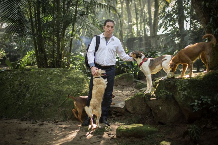 Greenwald op stap in de buurt van zijn huis in Rio de Janeiro. Hij adopteerde er ruim twintig zwerfhonden, maar ook die wil men dood. Beeld NYT JIMMY CHALK