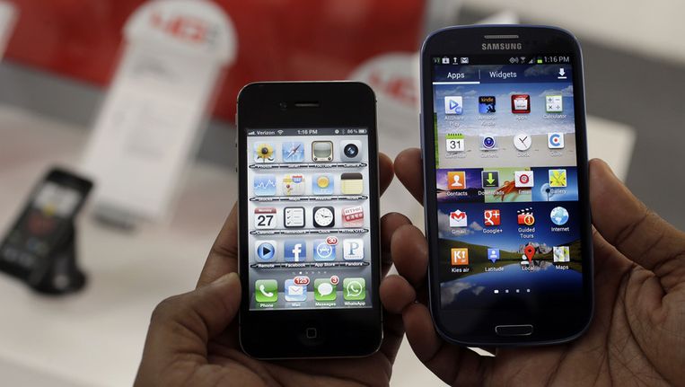 De Apple iPhone 4s, links, en de Samsung Galaxy S III. Beeld ap