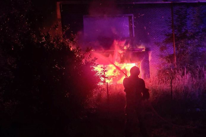 Bij aankomst van de brandweer aan de woning in de Vijverstraat in Lede sloegen de vlammen metershoog uit het gebouw.