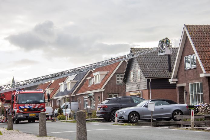 De brandweer is maandagavond uitgerukt voor een schoorsteenbrand op de Baambrugse Zuwe in Vinkeveen.
