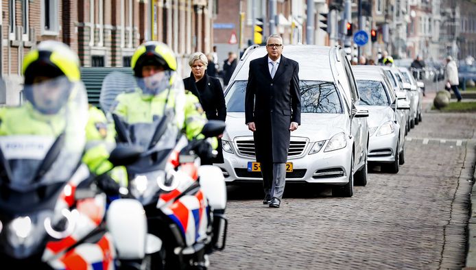 De lijkwagen met daarachter de stoet van volgauto's voorafgaand aan de herdenkingsdienst voor de overleden oud-premier Ruud Lubbers in de Laurentius en Elisabeth Kathedraal.