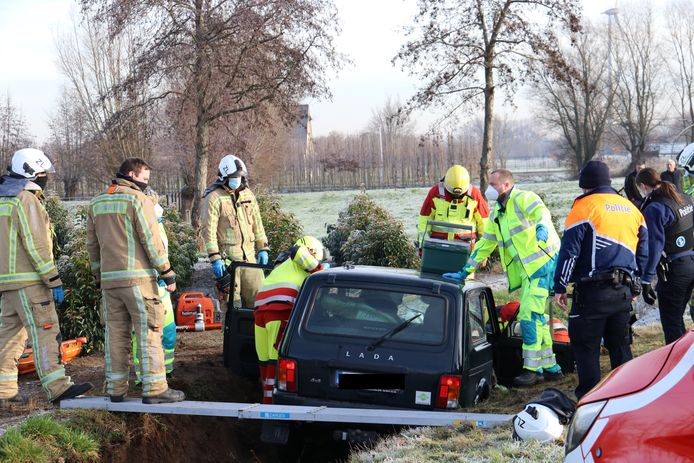 De bestuurder kwam in de gracht terecht met zijn voertuig.