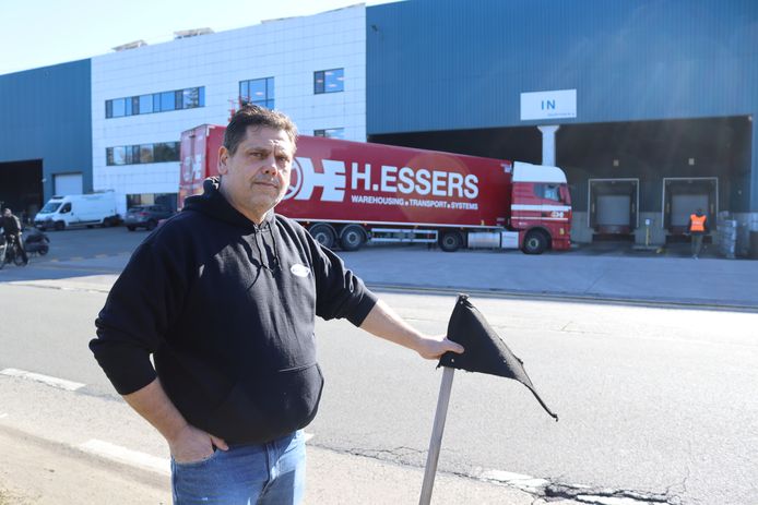 Maxime Ceragioli, met zwarte vlag aan overbuur Livlina. Per draaiende vrachtwagenmotor voor zijn deur moet het bedrijf hem 2.000 euro betalen.