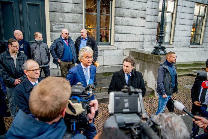 PVV-kandidaat Rob Jansen staat rechtsachter landelijk partijleider Geert Wilders.