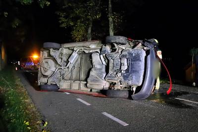 Twee gewonden bij ongeval in Dodewaard, bestelbusje landt op zijkant