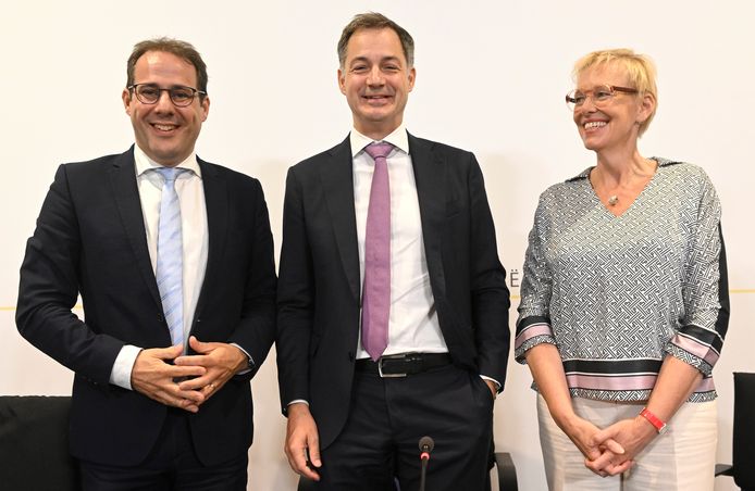 Minister van Zelfstandigen David Clarinval (MR), premier Alexander De Croo (Open Vld) en minister van Pensioenen Karine Lalieux (PS) bij de voorstelling van het akkoord.