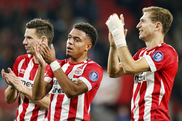Donyell Malen (midden) na het duel van PSV met FC Emmen. Hij vierde de 6-0 zege met onder anderen Nick Viergever (links) en Daniel Schwaab.