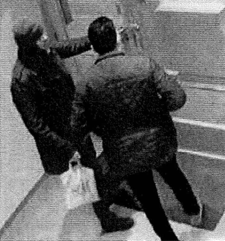Ibrahim El Bakraoui (l.) met bril en pruik in de hal van Smail Farisi’s OCMW-studio. Hij zou zich wat later opblazen in de luchthaven van Zaventem. Beeld rv