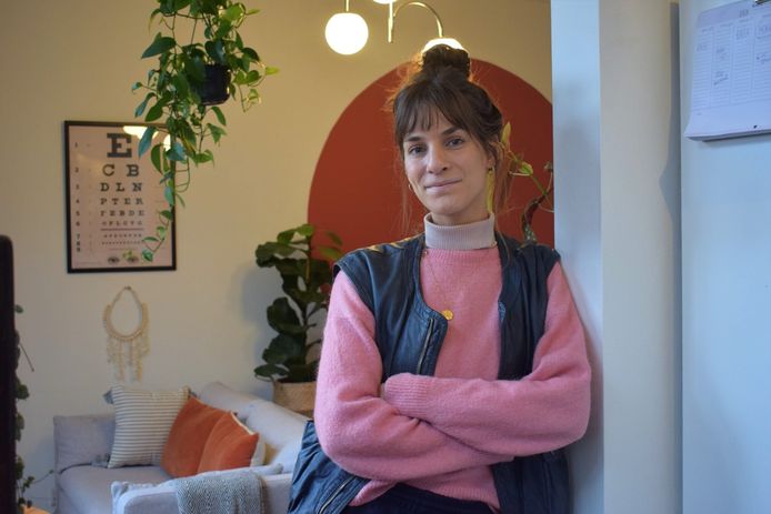 Monique Vink in haar woning in Nijmegen-Oost.