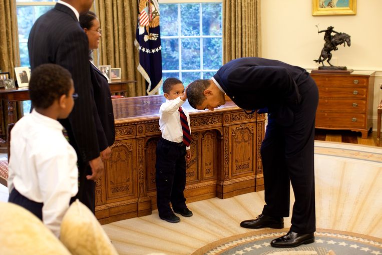 Het jongetje dat het haar van Obama wilde controleren Beeld White House / Pete Souza