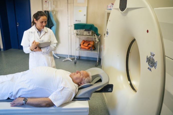 Een man met overgewicht in een MRI-scanner. Onderzoek van het Radboudumc toont aan dat de doorbloeding van de hersenen verbetert als iemand gewicht verliest dankzij een maagverkleining.