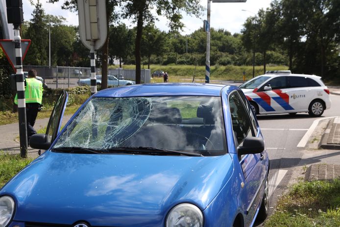 Fietsster aangereden door auto op Structuurweg in Schijndel.