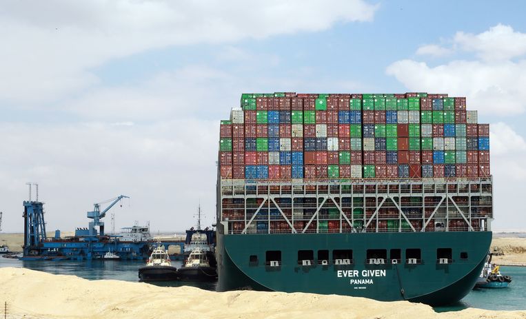 De Ever Given op 26 maart, toen het containerschip nog vastgelopen was in het Suezkanaal. Beeld EPA