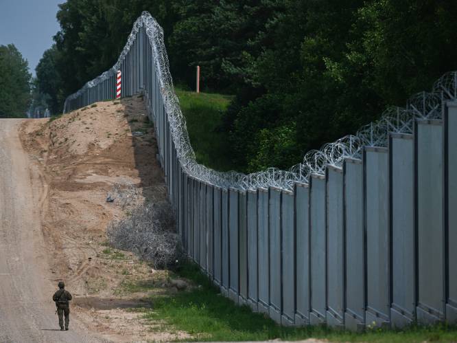 Kilometers lang Pools hek op grens met Wit-Rusland klaar