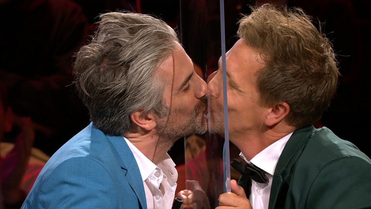 Juryleden Jeroom en James Cooke maken het gezellig. Beeld VIER