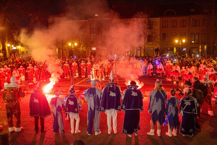 Verbranding van carnaval op Oudstrijdersplein door de Gilles & Pierrots van Groot Halle