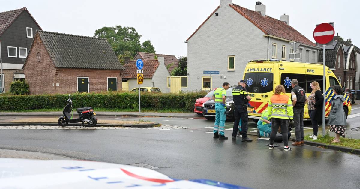 Scooterrijdster gewond bij botsing op beruchte rotonde in Oisterwijk.