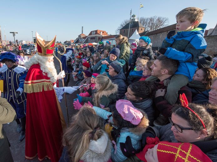 Hij komt gewoon met de pakjesboot naar Harderwijk, maar Sinterklaas een hand geven ‘is geen optie’,  zegt burgemeester Van Schaik.