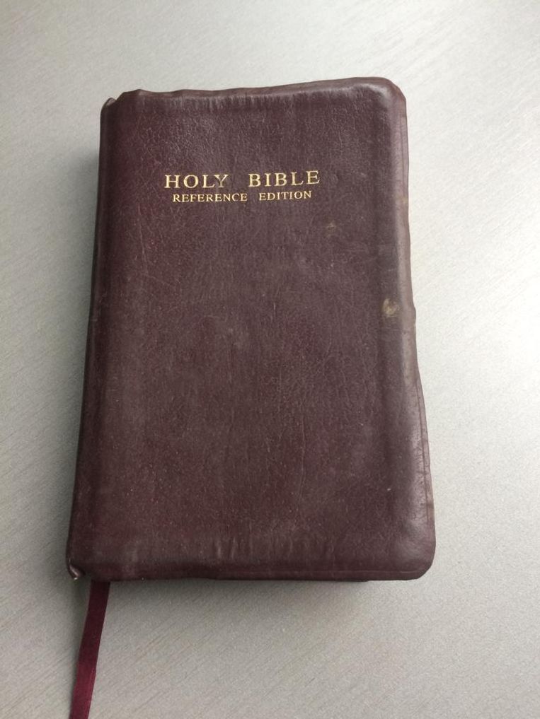 Een bijbel die Benjamin Galli kreeg van een priester toen hij in de trein zat, op weg naar Oekraïne. Beeld privéfoto