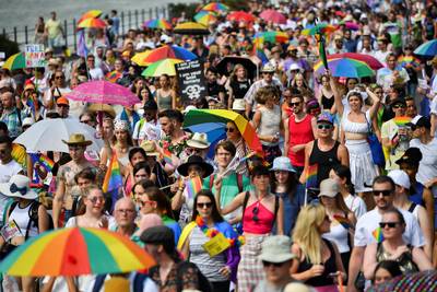 Duizenden Hongaren protesteren tegen controversiële LGBTQ+-wet tijdens Pride-optocht