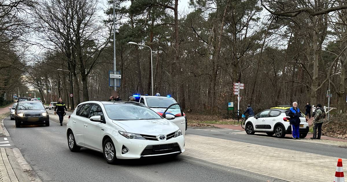 Fietser klapt op auto in Nijmegen bij ernstig ongeluk: weg afgesloten en traumaheli opgeroepen.