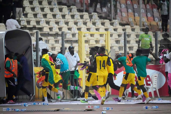 De spelers van Ghana slaan op de vlucht.