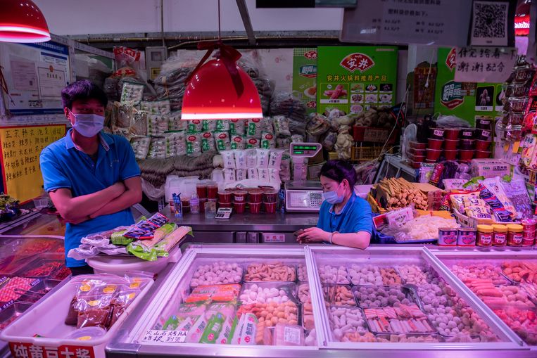 Vlees en vis op een markt in Beijing. China vermoedt dat de uitbraak op een markt in juni kan zijn veroorzaakt door besmetting via bevroren voedsel. Beeld Hollandse Hoogte / AFP