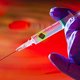 Word je magnetisch van de vaccins? ‘Na een vaccinatie kunnen wel degelijk sleutels en muntstukken aan een geprikte arm blijven hangen’