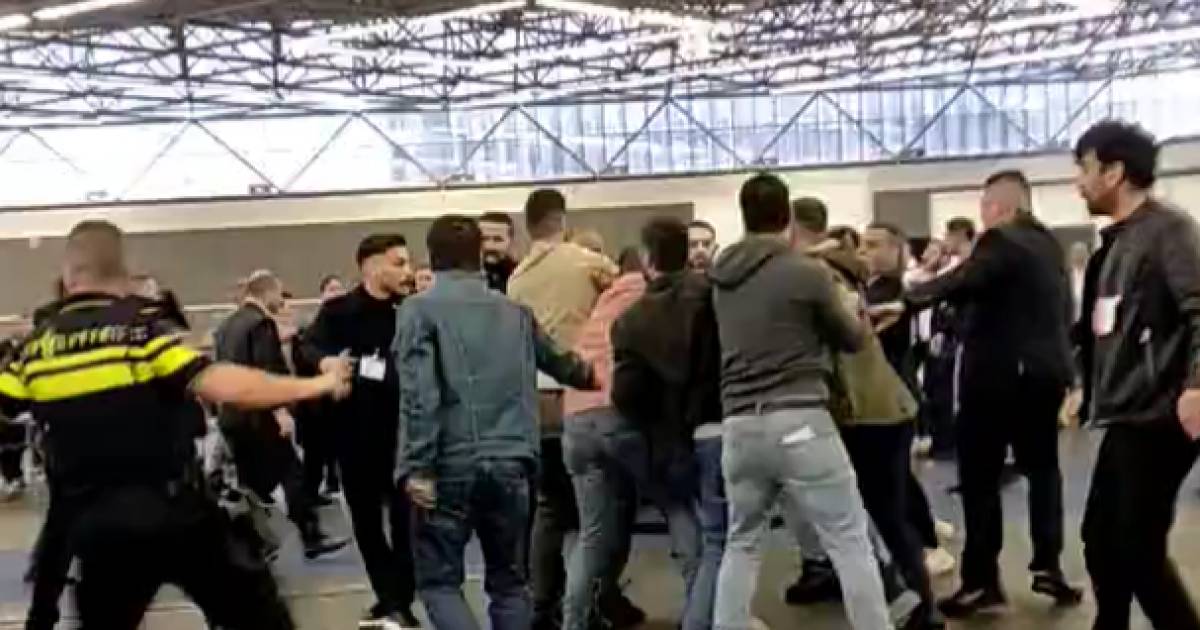 Vechtpartijen tussen stemmers Turkse verkiezingen in Amsterdam, ME grijpt in