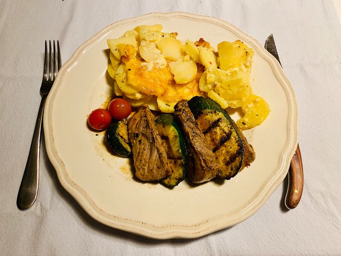 côte à l'os met gratinaardappelen, tomaatjes en gegrilde courgette