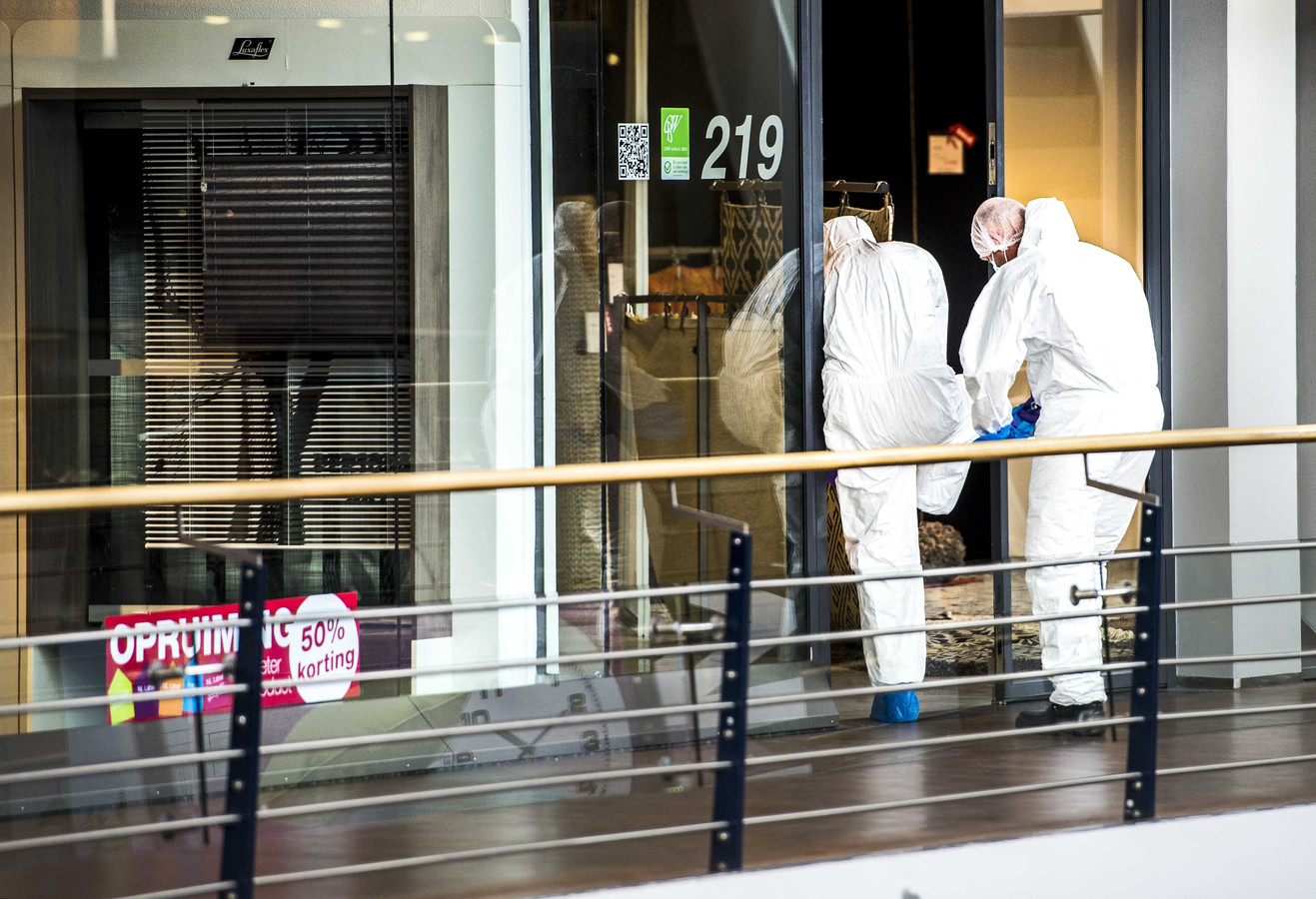Rust uit doe niet timer Slachtoffer tapijtwinkel stapte vlak voor moord naar politie | Foto | AD.nl