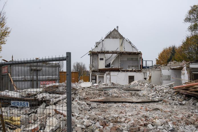 De 96 sociale huurwoningen aan ’t Kempke worden in fases gesloopt. In afwachting van de bouw van 40 nieuwe huurwoningen biedt de straat een desolate aanblik.