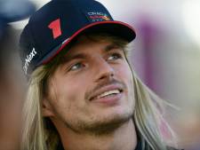 Max Verstappen steelt de show met een blonde pruik, maar waarom eigenlijk?