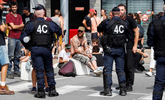 De Franse politie praat met een groep demonstranten in Bidart, in de buurt van Bayonne.