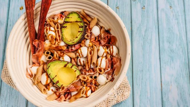 Wat Eten We Vandaag: Pastasalade met parmaham en gegrilde avocado