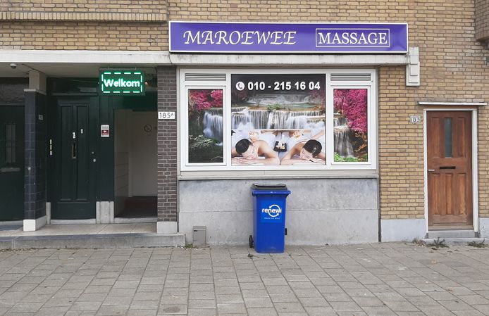 In een woning boven deze massagesalon is op papier een uitzendbureau gevestigd. De ‘eigenaar’ is onvindbaar.
