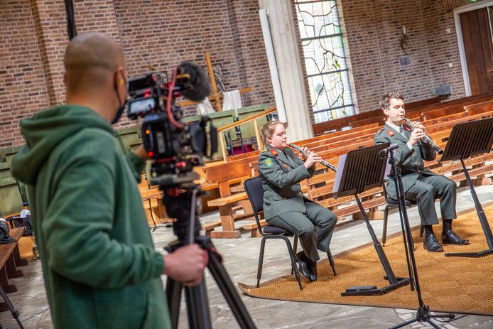 Opnames van orkest ter herdenking van de Slag om de Grebbeberg in de Gedachteniskerk in Rhenen.
