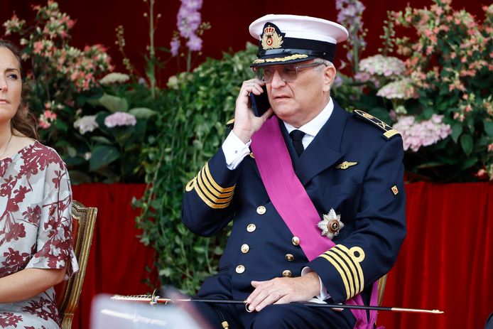 Merkwaardig genoeg nam de prins ook verschillende keren zijn smartphone tijdens de parade.