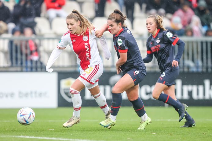 Speelster van de wedstrijd Victoria Pelova van Ajax is Siri Worm van PSV te snel af. Rechts Janou Levels.