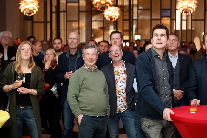 De eerste uitslagen van de gemeenteraadsverkiezingen komen binnen in de Burgerzaal van het Deventer stadhuis.
